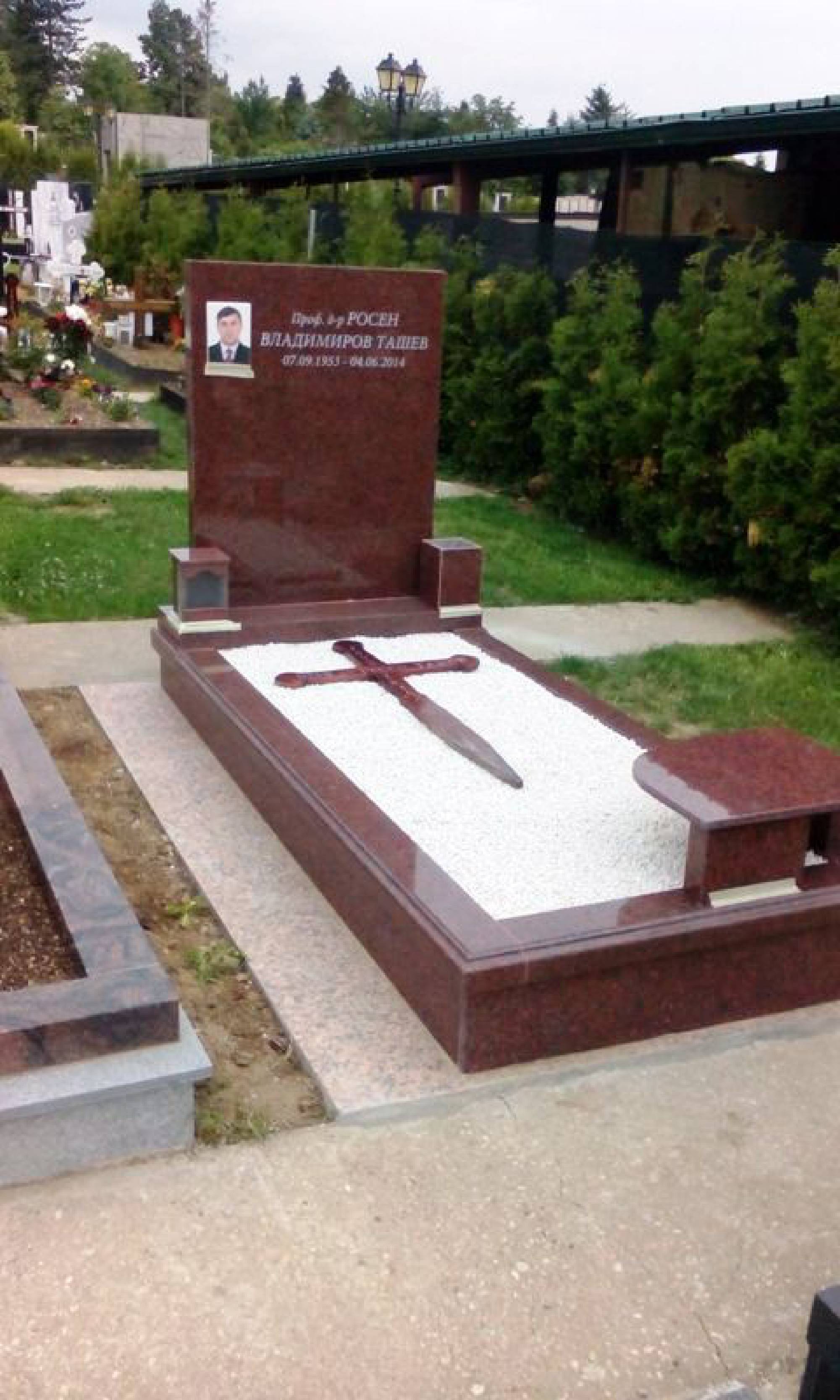 Надгробни паметници червен гранит